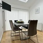 The Courtyard, 4 - Bed, Sleeps 6, Pets Welcome アパートホテル ウルバーストン
