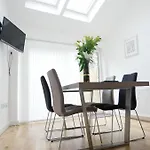 アパートホテル The Courtyard, 4 - Bed, Sleeps 6, Pets Welcome ウルバーストン