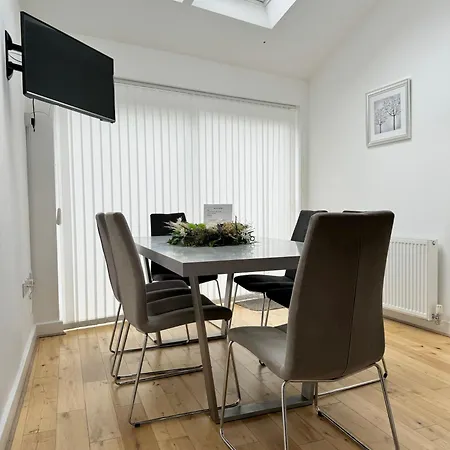 The Courtyard, 4 - Bed, Sleeps 6, Pets Welcome 아파트호텔 울버스톤