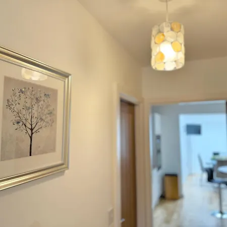 The Courtyard, 4 - Bed, Sleeps 6, Pets Welcome 울버스톤