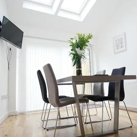 아파트호텔 The Courtyard, 4 - Bed, Sleeps 6, Pets Welcome 울버스톤